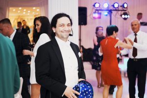 wodzirej z kapeluszem